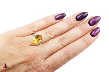 Srebrny pierścionek z cytrynem 6 ct w kształcie kropli na białym tle, biżuteria Brazi