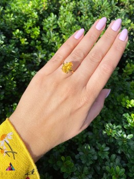 Pierścionek z naturalnym cytrynem o szlifie kropli w złotej oprawie, biżuteria Brazi