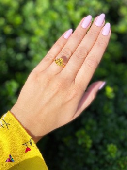 Pierścionek Brazi Druse Jewelry z cytrynem 4 ct., trylionowy szlif, złoty.