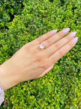 Pierścionek z kwarcem różowym 6 ct w złotej oprawie na tle zielonych liści, marka Brazi Druse Jewelry.