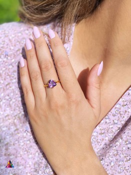 Pierścionek Brazi Druse Jewelry z ametystem 4 ct., trylion, fioletowy.