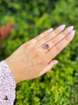 Pierścionek Brazi Druse Jewelry z ametystem 4 ct., fioletowy, szlif trylion.