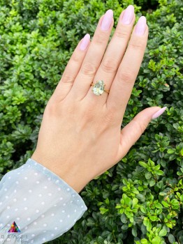 Złoty pierścionek z prasiolitem o szlifie kropli na dłoni, naturalna biżuteria Brazi