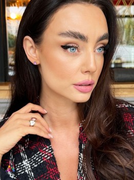 Kolczyki z ametystem i pasujący pierścionek jako element stylizacji modelki, biżuteria Brazi.