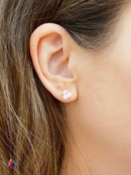 Kolczyki z kwarcem różowym w złotej oprawie z trzema łapkami, szlif trylion, marka Brazi