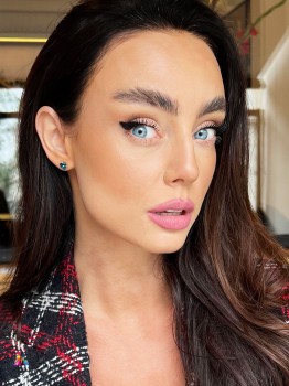 Kolczyki z niebieskim topazem London Blue w szlifie trylion, modelka w kraciastej marynarce, Brazi.