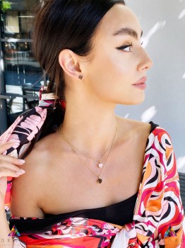 Naszyjnik z naturalnym kwarcem dymnym w trójkątnym szlifie, zestaw biżuterii Brazi na modelce