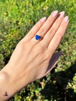 Pierścionek z naturalnym lapis lazuli o szlifie trylion w srebrnej oprawie, biżuteria Brazi.