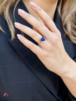 Srebrny pierścionek z lapis lazuli o trójkątnym kształcie, biżuteria marki Brazi.