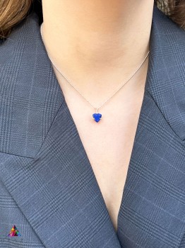 Naszyjnik z naturalnym lapis lazuli o szlifie trylion w srebrnej oprawie, biżuteria Brazi na modelce.