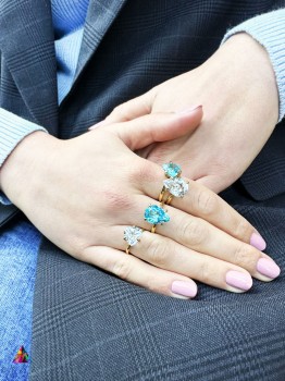 Kolekcja pierścionków z kamieniami naturalnymi w tym topaz Sky Blue na dłoniach, biżuteria Brazi