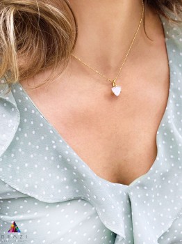 Naszyjnik z naturalnym kamieniem księżycowym na złotym łańcuszku, biżuteria Brazi.