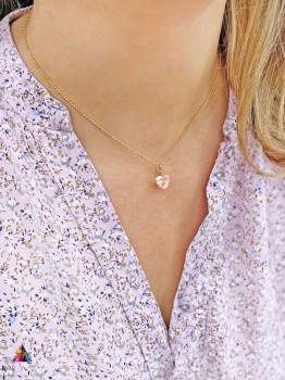 Złoty naszyjnik z kwarcem różowym na łańcuszku typu kuleczki, zbliżenie na detal biżuterii Brazi