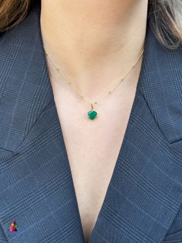 Naszyjnik z zielonym chalcedonem w oprawie z żółtego złota na szyi modelki, biżuteria marki Brazi