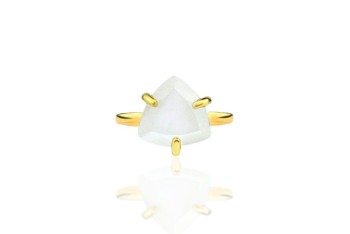 Złoty pierścionek z kamieniem księżycowym 4 ct o szlifie tryliona, marka Brazi.