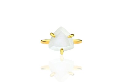 Złoty pierścionek z kamieniem księżycowym 4 ct o szlifie tryliona, marka Brazi.