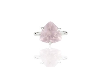 Srebrny pierścionek z kwarcem różowym o szlifie trylion, biżuteria Brazi.