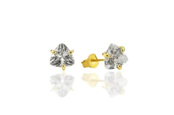 Złote kolczyki z naturalnym kryształem górskim o trójkątnym szlifie na białym tle, marka Brazi.