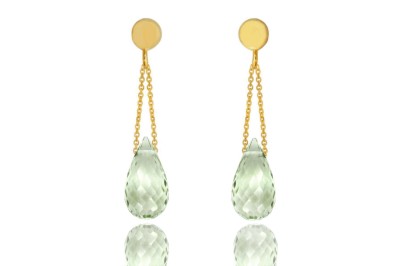 Złote kolczyki z naturalnym prasiolitem o szlifie kropli na białym tle, biżuteria Brazi