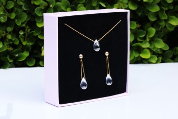 Komplet biżuterii z kryształem górskim w różowym pudełku prezentowym, marka Brazi