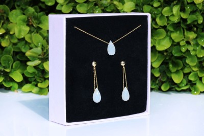 Komplet Brazi Druse Jewelry: delikatny naszyjnik i kolczyki z kamieniem księżycowym w kształcie kropli, złote zapięcia.
