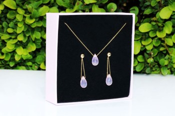 Komplet Brazi Druse Jewelry: delikatny naszyjnik i kolczyki z różowego kwarcu w kształcie kropli.