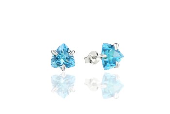 Kolczyki Topaz Sky Blue 3 ct. Trylion – niebieskie, trylionowe topazy w srebrnej oprawie.