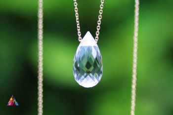 Zbliżenie na fasetowany kryształ górski w formie kropli ze złotym łańcuszkiem 585, marka Brazi