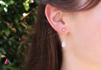 Kolczyki z kamieniem księżycowym, złoto 585, wiszące krople na uchu modelki, biżuteria Brazi