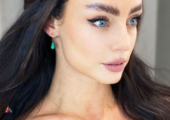 Kolczyki z zielonym chalcedonem i złotem 585 na modelce, biżuteria marki Brazi