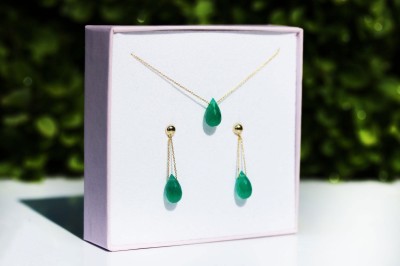 Komplet Brazi Druse Jewelry: zielony chalcedon, złoty naszyjnik i kolczyki w kształcie kropli.