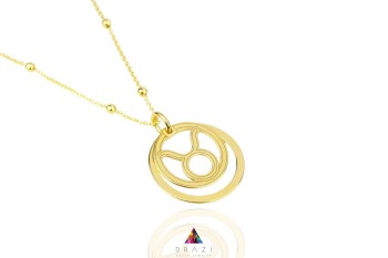 Złoty naszyjnik z okrągłym medalionem o lustrzanym połysku na delikatnym łańcuszku, biżuteria Brazi