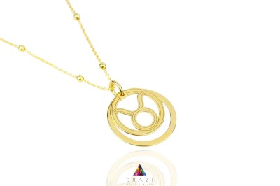 Złoty naszyjnik z okrągłym medalionem o lustrzanym połysku na delikatnym łańcuszku, biżuteria Brazi