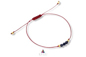 Bransoletka z fasetowanym szafirem i złotymi kuleczkami na jasnym sznurku, biżuteria Brazi