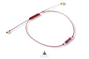 Bransoletka z naturalnym rubinem na czerwonym sznurku ze złotymi elementami, biżuteria Brazi