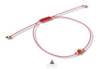 Czerwona bransoletka Brazi Druse Jewelry z koralem, delikatna, na sznurku.