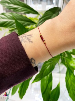 Bransoletka Szczęścia Brazi Druse Jewelry: Delikatna, czerwona bransoletka z granatem i złotymi koralikami.