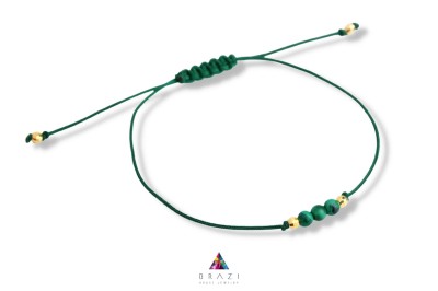 Bransoletka z naturalnym gładkim malachitem na czarnym sznurku, biżuteria Brazi