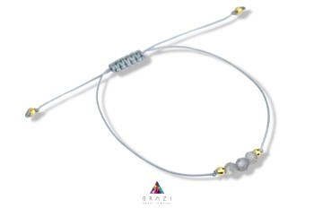 Bransoletka z naturalnym labradorytem na jasnoszarym sznurku ze złotymi detalami, biżuteria Brazi