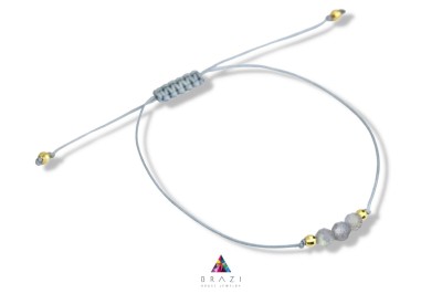 Bransoletka z naturalnym labradorytem na jasnoszarym sznurku ze złotymi detalami, biżuteria Brazi