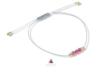 Bransoletka na szarym sznurku z różowym turmalinem i złotymi elementami, ręcznie wykonana biżuteria Brazi.