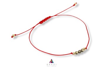 Bransoletka z naturalnym pirytem na czerwonym sznurku ze złotymi kuleczkami, biżuteria Brazi