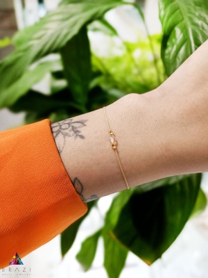 Bransoletka z naturalnym kryształem górskim o surowej strukturze na beżowym sznurku, biżuteria marki Brazi