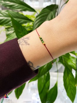 Delikatna bransoletka Brazi Druse z zielonym zoisytem na czerwonej nitce.