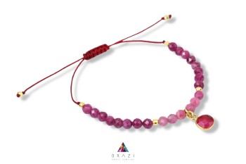 Bransoletka z naturalnym rubinem i turmalinem oraz złotymi kuleczkami na beżowym sznurku, biżuteria Brazi