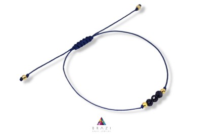 Bransoletka z kamieniem Noc Kairu na czarnym sznurku ze złotymi koralikami, biżuteria Brazi.