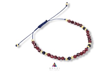 Bransoletka z naturalnym granatem i szafirem na granatowym sznurku ze złotymi przekładkami, biżuteria Brazi