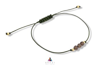 Bransoletka z naturalnym kwarcem dymnym na ciemnozielonym sznurku z makramowym zapięciem, biżuteria Brazi
