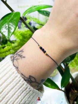 Bransoletka z naturalnym szafirem i złotymi kuleczkami na beżowym sznurku, biżuteria Brazi