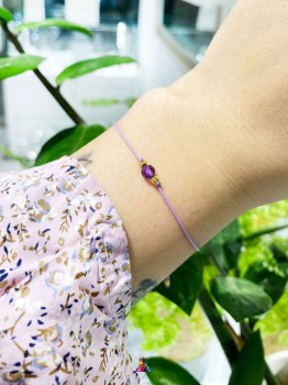 Fioletowa bransoletka z ametystem Brazi Druse Jewelry. Delikatna, na sznurku.
